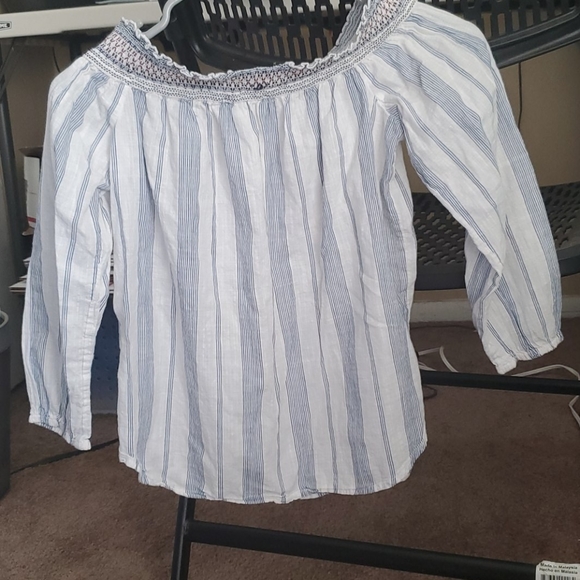 Abercrombie and fitch off the shoulder strip cropped  shirt. - Picture 5 of 6